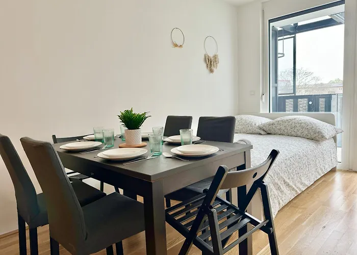 Апартаменти Brand New Danube With Balcony And Free Parking Відень